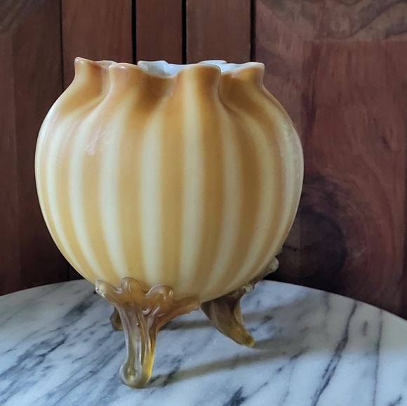 Glowing Green Glass Vase - Picture 4 of 12